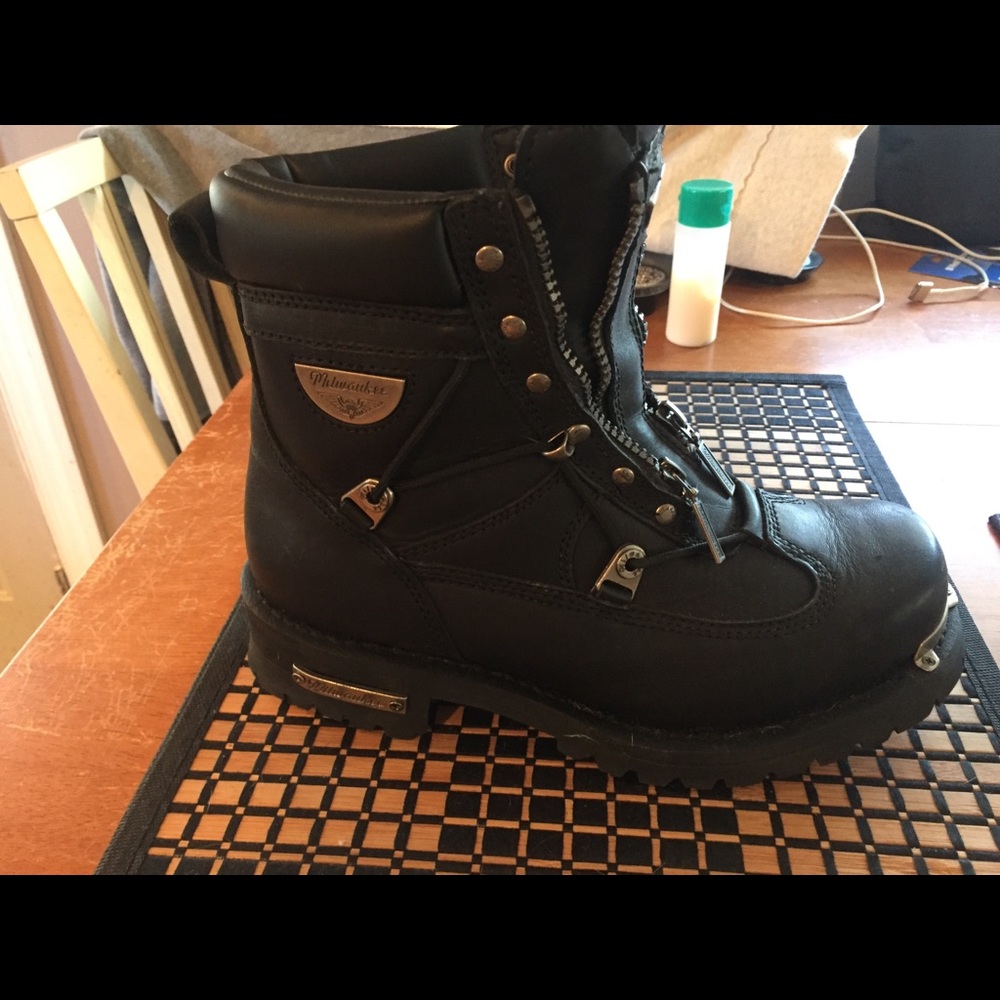 Size 8 Harley Davidson boots worn once .